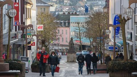 Passanten gehen durch die Fußgängerzone von Pirmasens in Rheinland-Pfalz