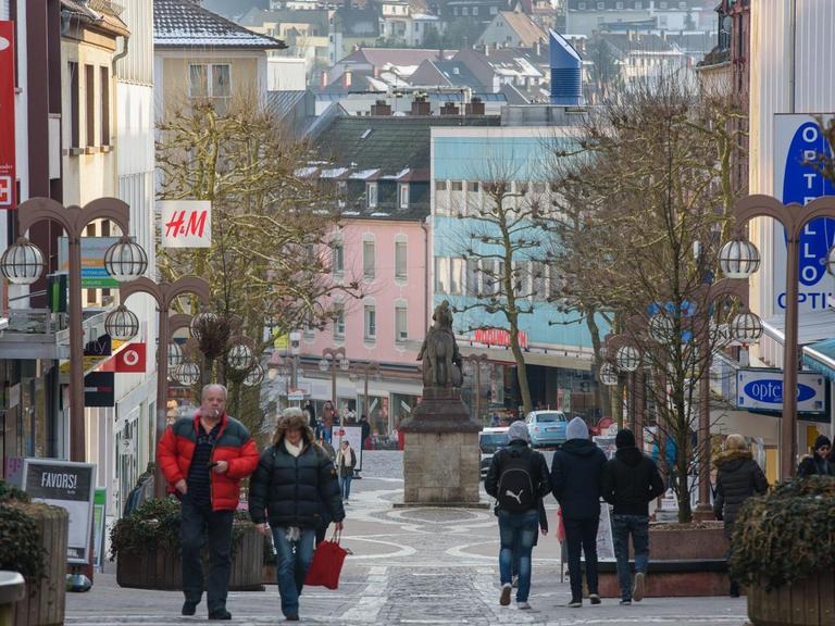 Passanten gehen durch die Fußgängerzone von Pirmasens in Rheinland-Pfalz