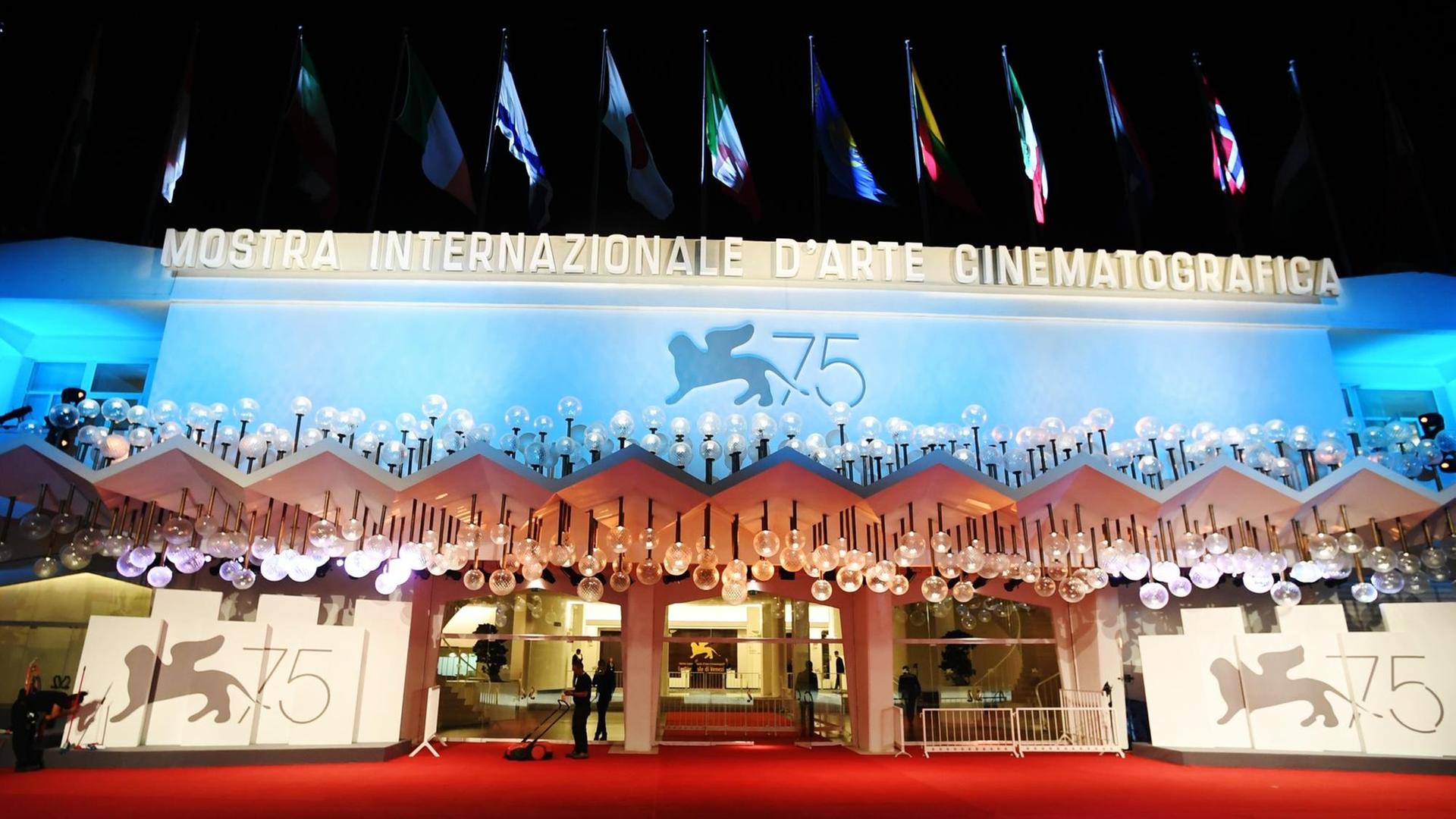 Der Palazzo del Cinema bei den 75. Filmfestsspielen von Venedig in der Außenansicht am Abend in türkisfarbenes Licht getaucht. Der Palazzo del Cinema bei den 75. Filmfestsspielen von Venedig in der Außenansicht am Abend in türkisfarbenes Licht getaucht.