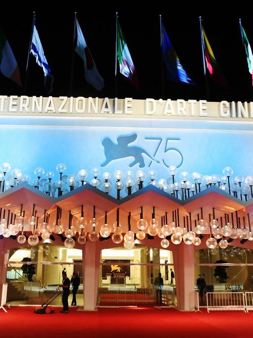 Der Palazzo del Cinema bei den 75. Filmfestsspielen von Venedig in der Außenansicht am Abend in türkisfarbenes Licht getaucht.