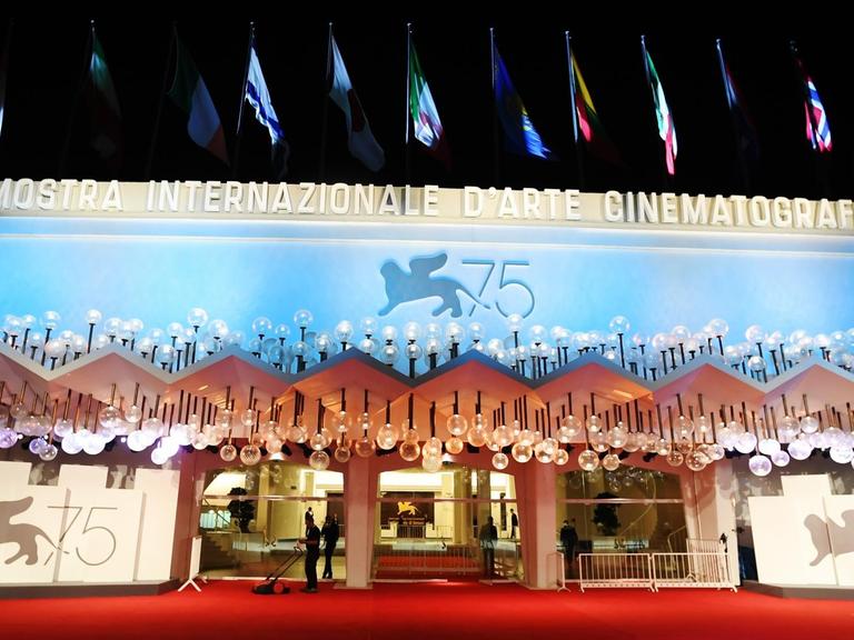 Der Palazzo del Cinema bei den 75. Filmfestsspielen von Venedig in der Außenansicht am Abend in türkisfarbenes Licht getaucht.