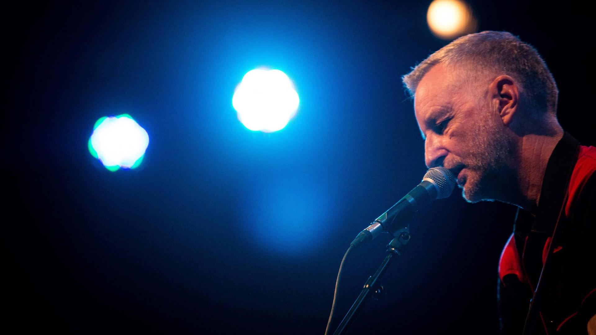 Der Musiker Billy Bragg auf der Bühne während eines seiner Konzerte in Mailand. Der Musiker Billy Bragg auf der Bühne während eines seiner Konzerte in Mailand.