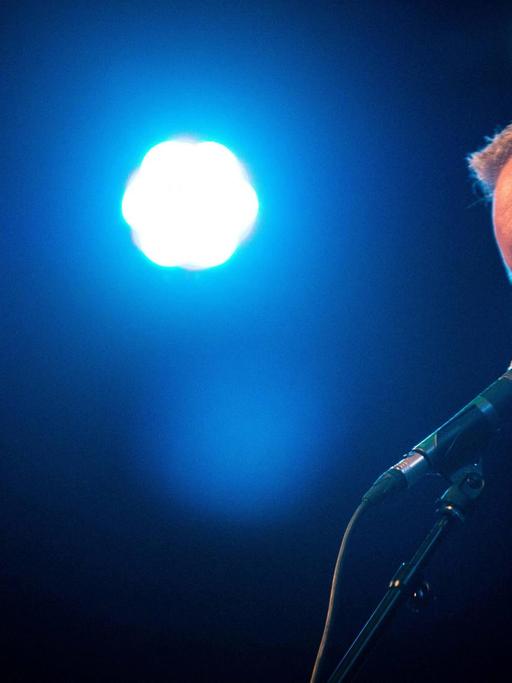 Der Musiker Billy Bragg auf der Bühne während eines seiner Konzerte in Mailand.