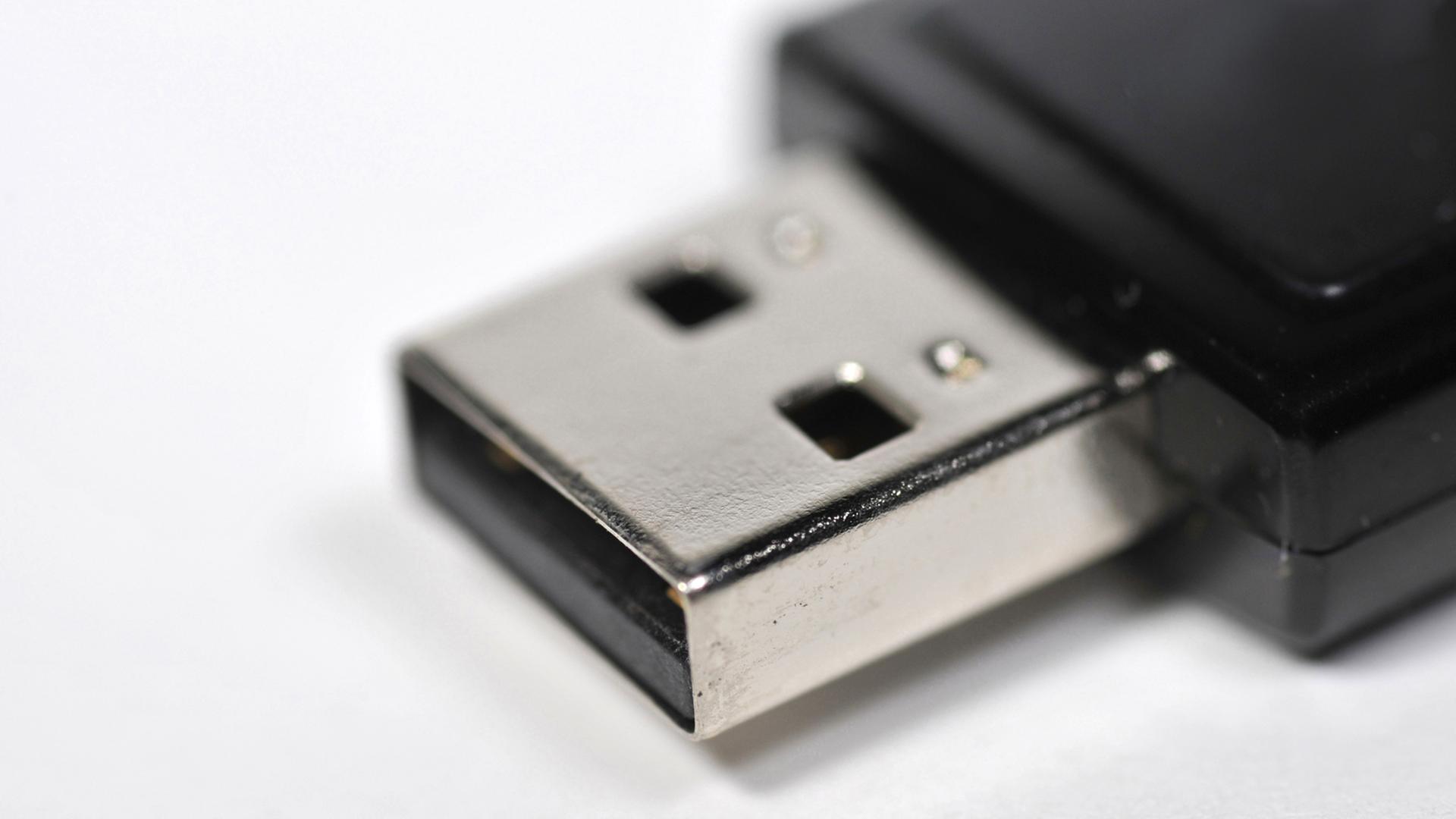 Ein schwarzer USB-Stick in einer Nahaufnahme.