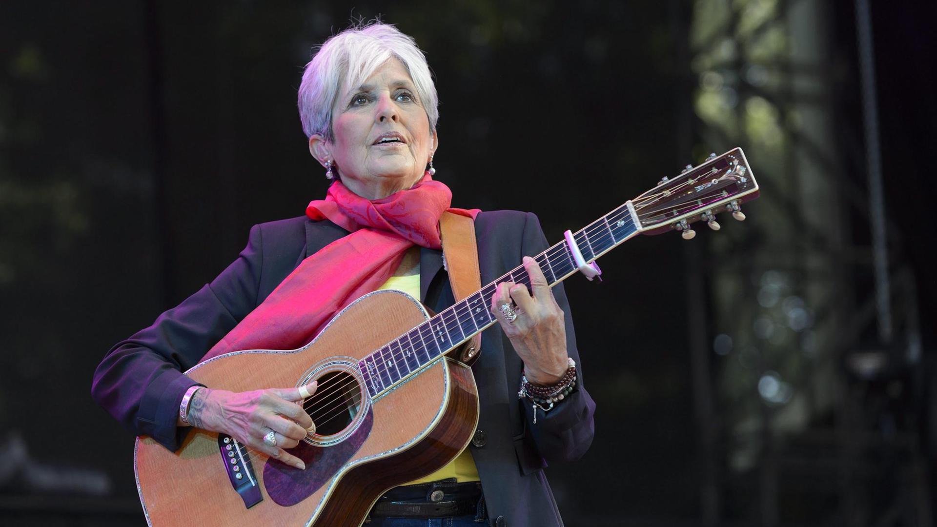 Die amerikanische Folk-Sängerin Joan Baez beim Paleo Festival in Nyon (Schweiz) 2015 Die amerikanische Folk-Sängerin Joan Baez beim Paleo Festival in Nyon (Schweiz) 2015