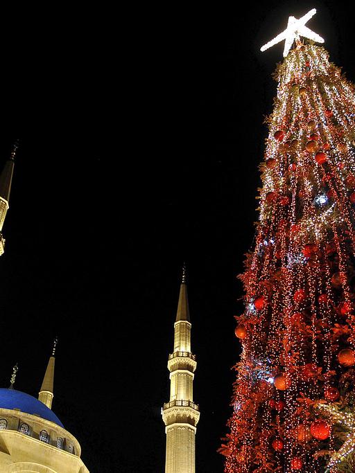 Ein Weihnachtsbaum vor der al-Amine Moschee in Beirut.