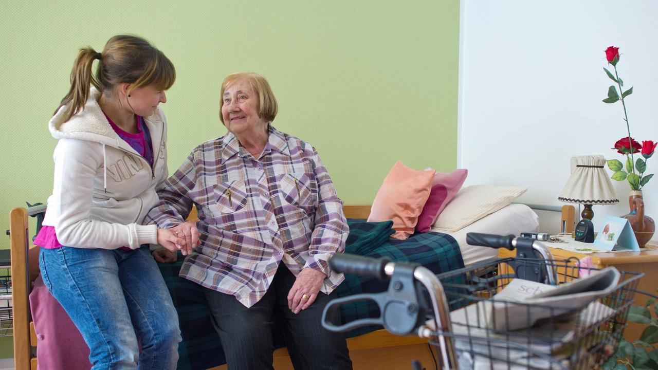 Im AWO-Seniorenheim im brandenburgischen Wildau (Landkreis Dahme-Spreewald) betreut die 19-jährige Pauline Paetel die 86-jährige Marga Menzer, aufgenommen am 08.02.2012. Pauline Paetel leistet in dem Seniorenheim ihren Bundesfreiwilligendienst (BFD). Im AWO-Seniorenheim im brandenburgischen Wildau (Landkreis Dahme-Spreewald) betreut die 19-jährige Pauline Paetel die 86-jährige Marga Menzer, aufgenommen am 08.02.2012. Pauline Paetel leistet in dem Seniorenheim ihren Bundesfreiwilligendienst (BFD).
