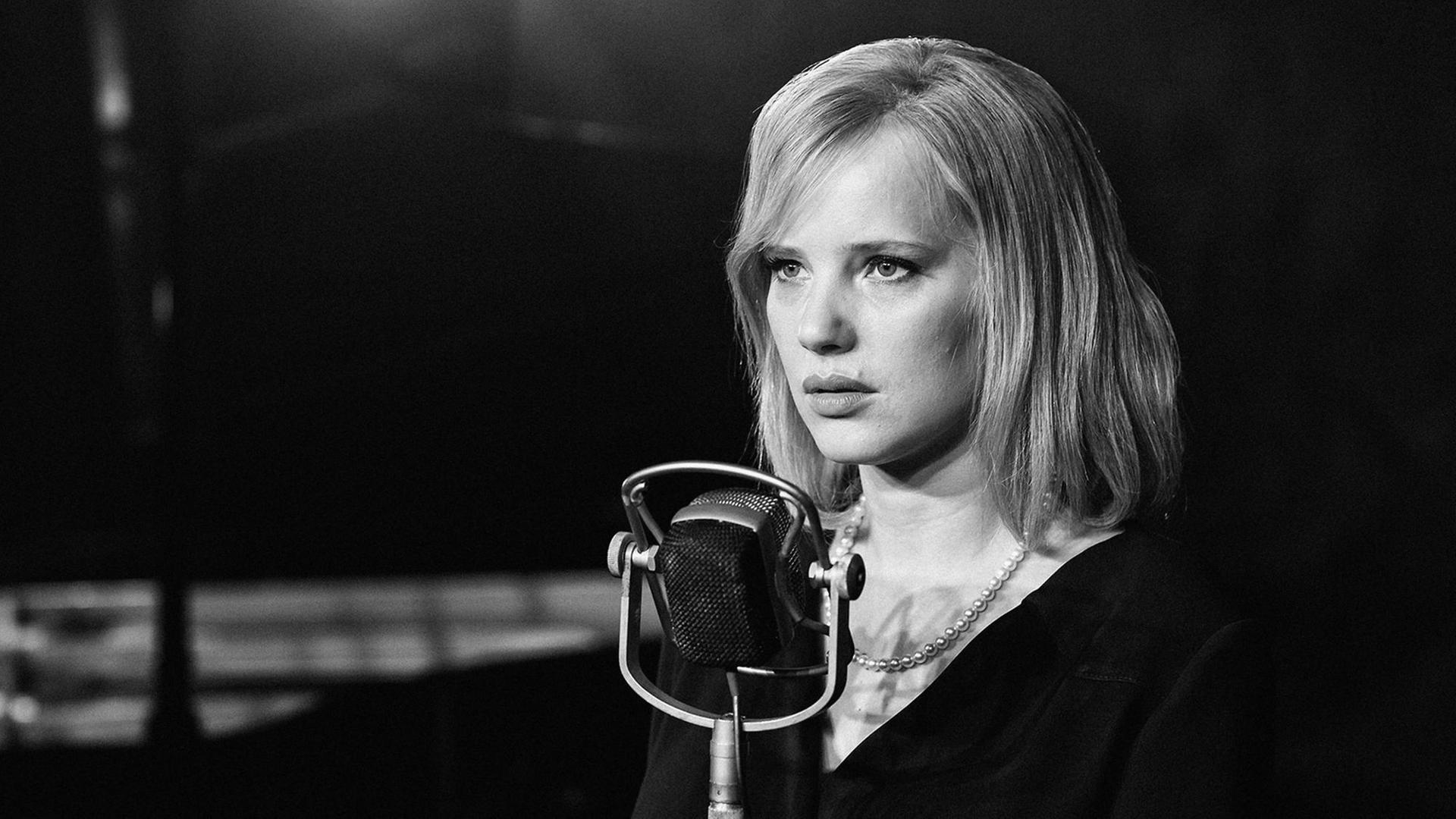 Schauspielerin Joanna Kulig spielt in "Cold War" die Sängerin Zula und steht in dem Schwarz-Weiß-Bild hinter einem Mikrofon. Schauspielerin Joanna Kulig spielt in "Cold War" die Sängerin Zula und steht in dem Schwarz-Weiß-Bild hinter einem Mikrofon.