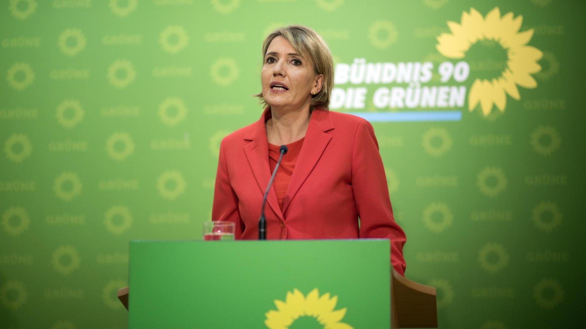Simone Peter spricht bei einer Pressekonferenz, im Hintergrund das Parteilogo der Grünen. Simone Peter spricht bei einer Pressekonferenz, im Hintergrund das Parteilogo der Grünen.