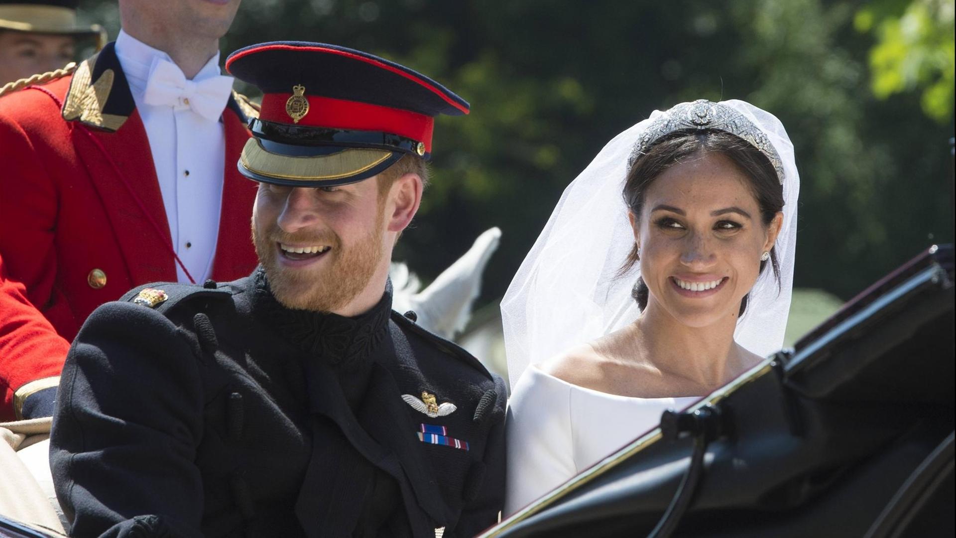 Prinz Harry und Meghan Markle fahren nach ihrer Hochzeit in einer Kutsche in Windsor Prinz Harry und Meghan Markle fahren nach ihrer Hochzeit in einer Kutsche in Windsor