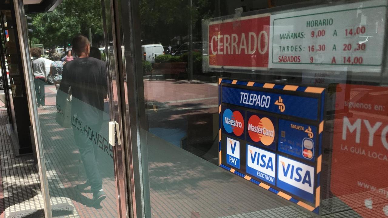 Eine Tafel an einem geschäft in Chamberí, einem Stadtteil von Madrid (Spanien), zeigt am 15.06.2016 die Öffnungszeiten an. Die Siesta dauert in Spanien meistens von 14.00 bis 17.00 Uhr. Eine Tafel an einem geschäft in Chamberí, einem Stadtteil von Madrid (Spanien), zeigt am 15.06.2016 die Öffnungszeiten an. Die Siesta dauert in Spanien meistens von 14.00 bis 17.00 Uhr.