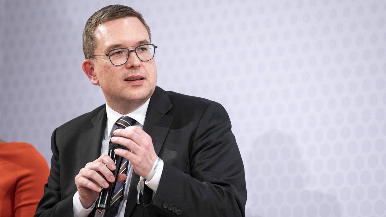 Markus Hartmann, Oberstaatsanwalt als Hauptabteilungsleiter bei der Staatsanwaltschaft Köln und Leiter der Zentral- und Ansprechstelle Cybercrime Nordrhein-Westfalen Markus Hartmann, Oberstaatsanwalt als Hauptabteilungsleiter bei der Staatsanwaltschaft Köln und Leiter der Zentral- und Ansprechstelle Cybercrime Nordrhein-Westfalen