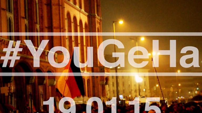 Screenshot des offiziellen #YouGeHa-Trailers. Schrift auf dem Foto von einer Pegida-Demonstration: Youtuber gegen Hass - #YouGeHa - am 19.01.15 Screenshot des offiziellen #YouGeHa-Trailers. Schrift auf dem Foto von einer Pegida-Demonstration: Youtuber gegen Hass - #YouGeHa - am 19.01.15