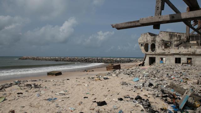 Ruinen am Strand von Okun Alfa in der Nähe von Lagos. Den Rest hat sich das Meer mit der letzten Sturmflut geholt