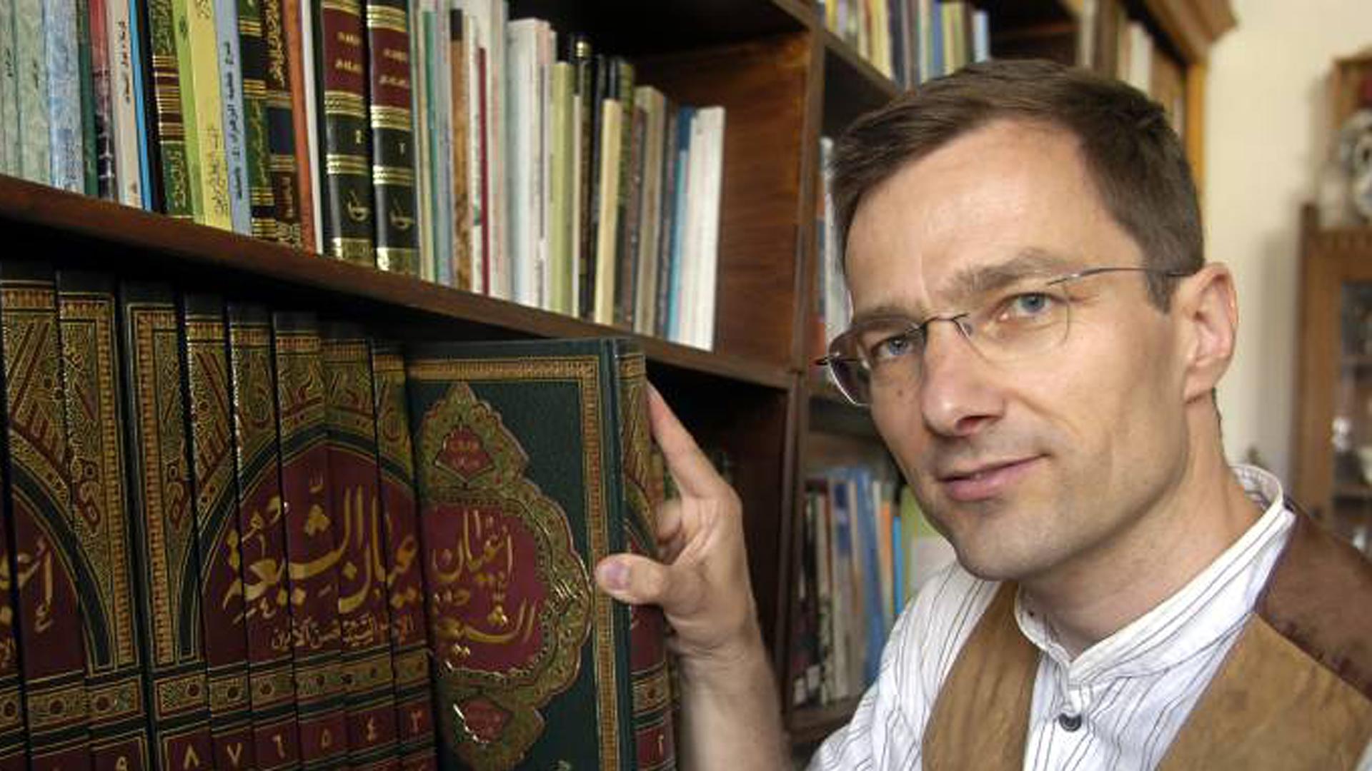 Der Islamwissenschaftler Dr. Stephan Rosiny vor einem Bücherregal. Der Islamwissenschaftler Dr. Stephan Rosiny vor einem Bücherregal.