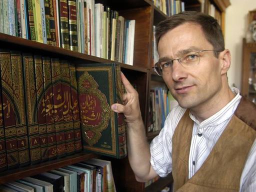 Der Islamwissenschaftler Dr. Stephan Rosiny vor einem Bücherregal.