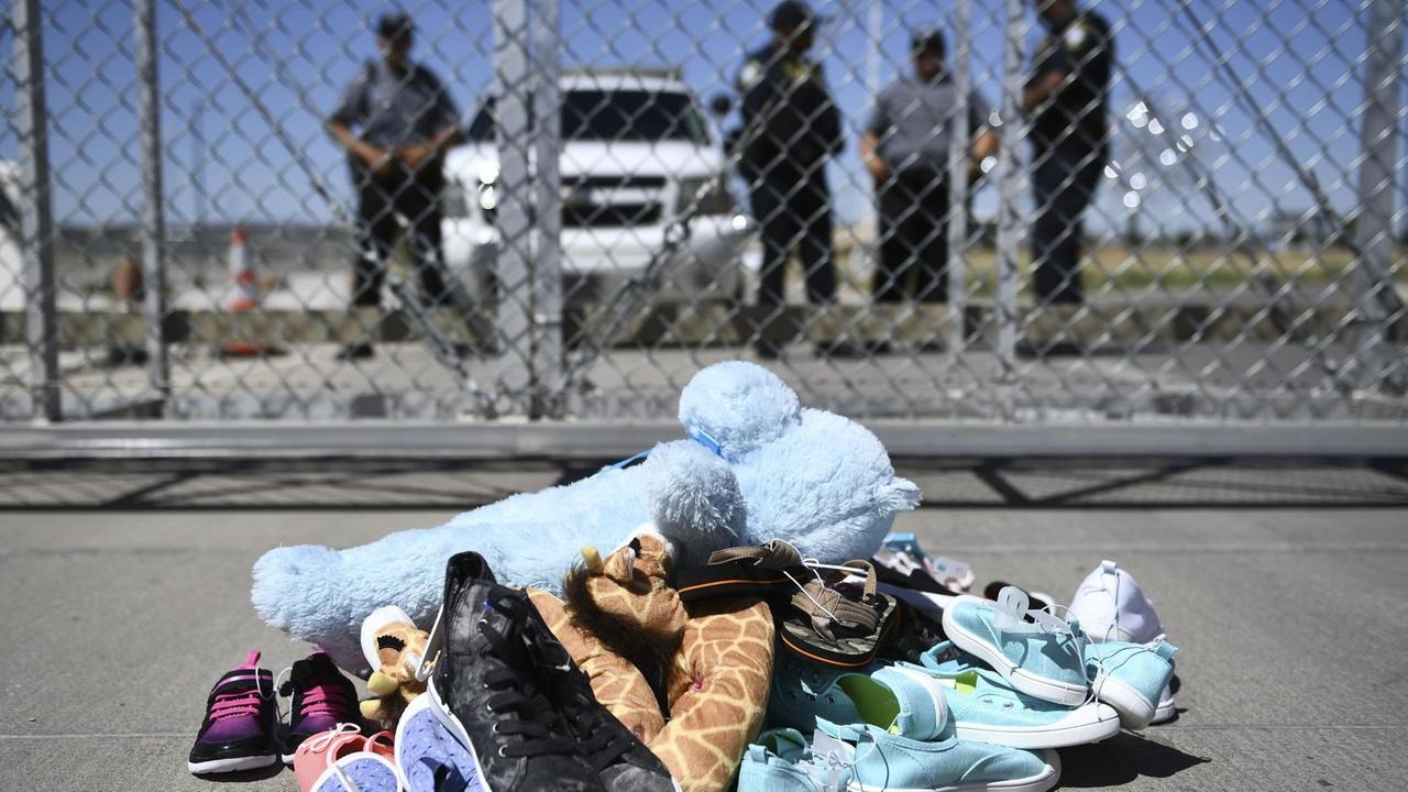 Kinderschuhe und Spielzeug an der Grenze der USA zu Mexiko. Die bisher praktizierte Trennung der Kinder illegaler Einwanderer von ihren Familien hat weltweit für Kritik gesorgt. Kinderschuhe und Spielzeug an der Grenze der USA zu Mexiko. Die bisher praktizierte Trennung der Kinder illegaler Einwanderer von ihren Familien hat weltweit für Kritik gesorgt.