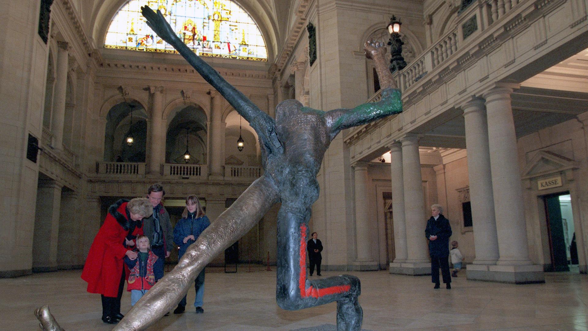 Die Plastik "Der Jahrhundertschritt" von Wolfgang Mattheuer steht am 29.12.1997 in der großen Eingangshalle des ehemaligen Reichsgerichts in Leipzig. Die Plastik "Der Jahrhundertschritt" von Wolfgang Mattheuer steht am 29.12.1997 in der großen Eingangshalle des ehemaligen Reichsgerichts in Leipzig.