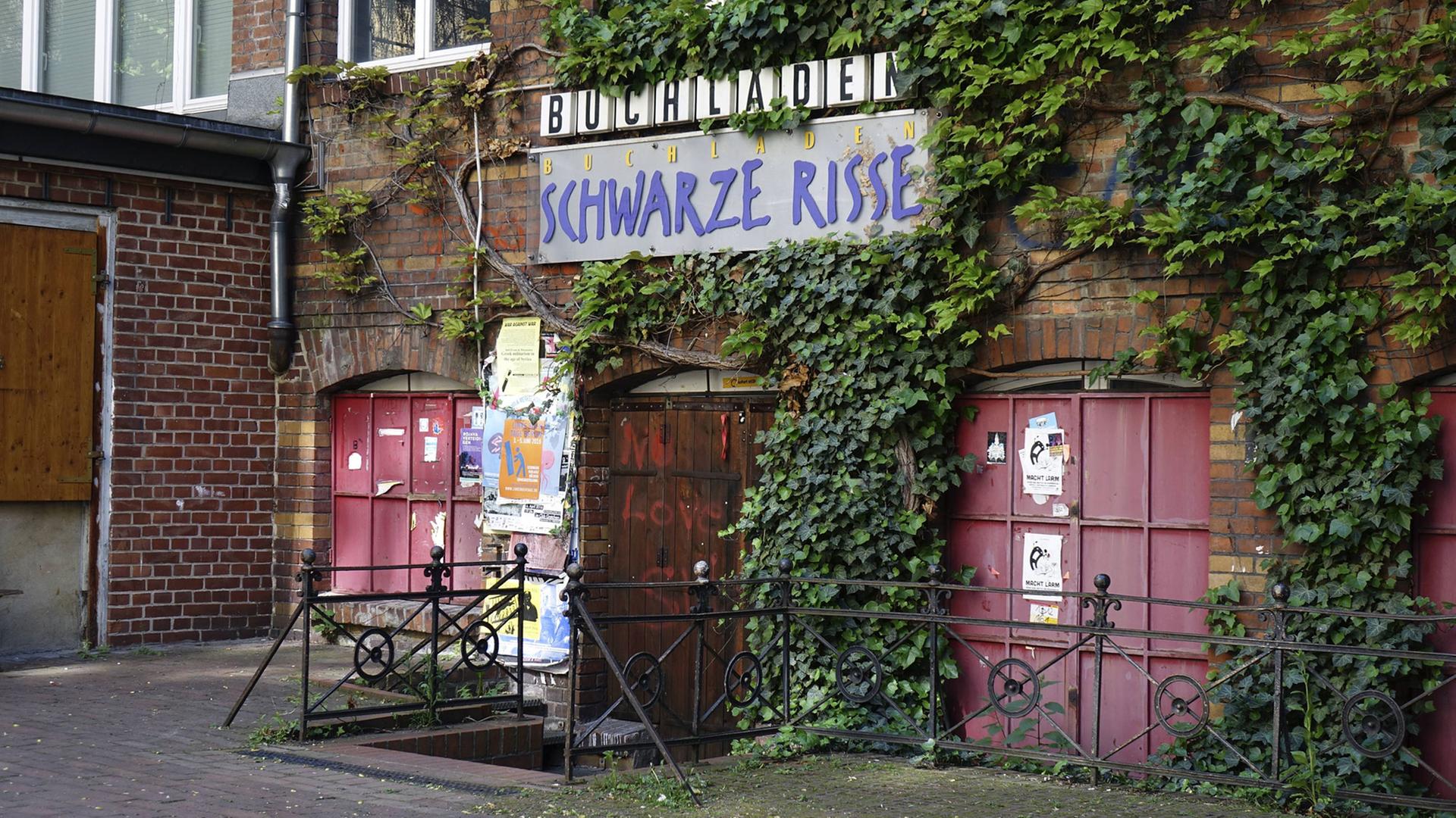 Der Buchladen "Schwarze Risse" in Berlin Kreuzberg (Mai 2016). Der Buchladen "Schwarze Risse" in Berlin Kreuzberg (Mai 2016).
