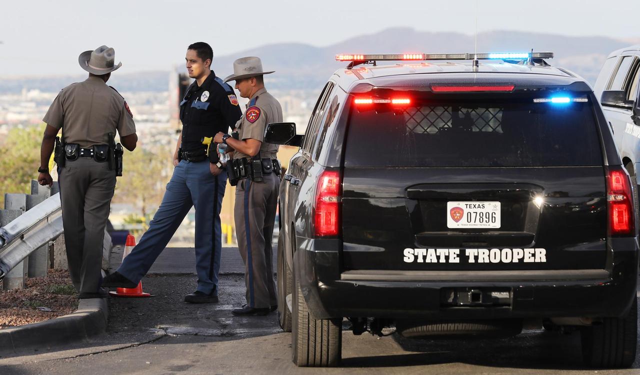 Das Foto zeigt Polizisten in El Paso nahe dem Supermarkt, wo sich der Schusswaffenangriff ereignete. Das Foto zeigt Polizisten in El Paso nahe dem Supermarkt, wo sich der Schusswaffenangriff ereignete.