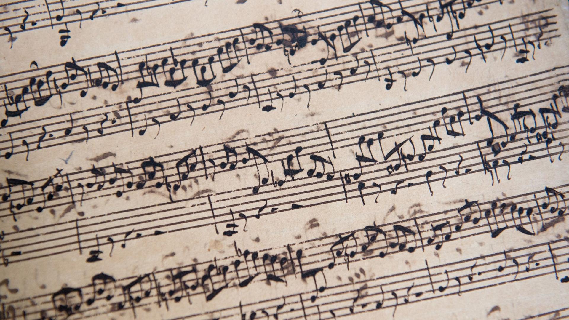 Ein seltenes Manuskript des Komponisten Johann Sebastian Bach (1685-1750) - hier zu sehen in der Niederlassung des Auktionshauses Christie's in Hamburg. Das Werk soll am 13. Juli in London mit einem Schätzwert von 1,9 bis 2,5 Millionen Euro versteigert werden. Ein seltenes Manuskript des Komponisten Johann Sebastian Bach (1685-1750) - hier zu sehen in der Niederlassung des Auktionshauses Christie's in Hamburg. Das Werk soll am 13. Juli in London mit einem Schätzwert von 1,9 bis 2,5 Millionen Euro versteigert werden.