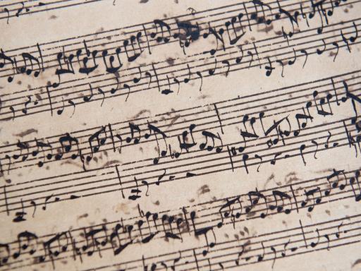 Ein seltenes Manuskript des Komponisten Johann Sebastian Bach (1685-1750) - hier zu sehen in der Niederlassung des Auktionshauses Christie's in Hamburg. Das Werk soll am 13. Juli in London mit einem Schätzwert von 1,9 bis 2,5 Millionen Euro versteigert werden.