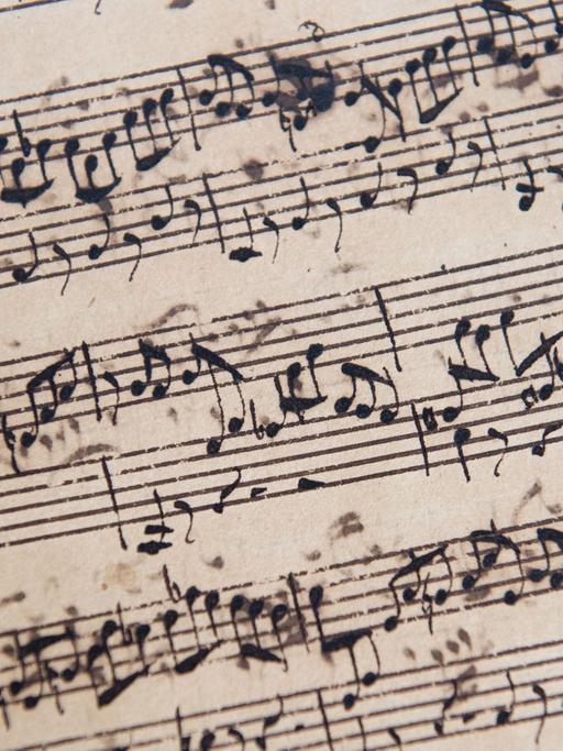Ein seltenes Manuskript des Komponisten Johann Sebastian Bach (1685-1750) - hier zu sehen in der Niederlassung des Auktionshauses Christie's in Hamburg. Das Werk soll am 13. Juli in London mit einem Schätzwert von 1,9 bis 2,5 Millionen Euro versteigert werden.