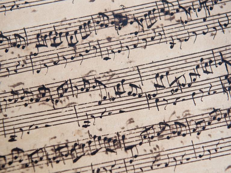 Ein seltenes Manuskript des Komponisten Johann Sebastian Bach (1685-1750) - hier zu sehen in der Niederlassung des Auktionshauses Christie's in Hamburg. Das Werk soll am 13. Juli in London mit einem Schätzwert von 1,9 bis 2,5 Millionen Euro versteigert werden.