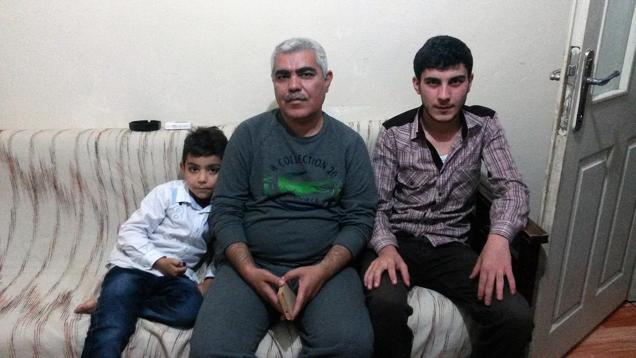 Der syrische Flüchtling Bilal mit seinen Söhnen. Der syrische Flüchtling Bilal mit seinen Söhnen.