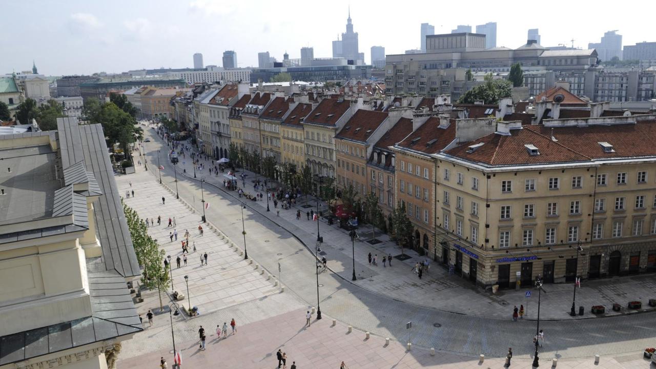 Blick auf die Krakowskie Przedmiescie-Straße in Warschau Blick auf die Krakowskie Przedmiescie-Straße in Warschau