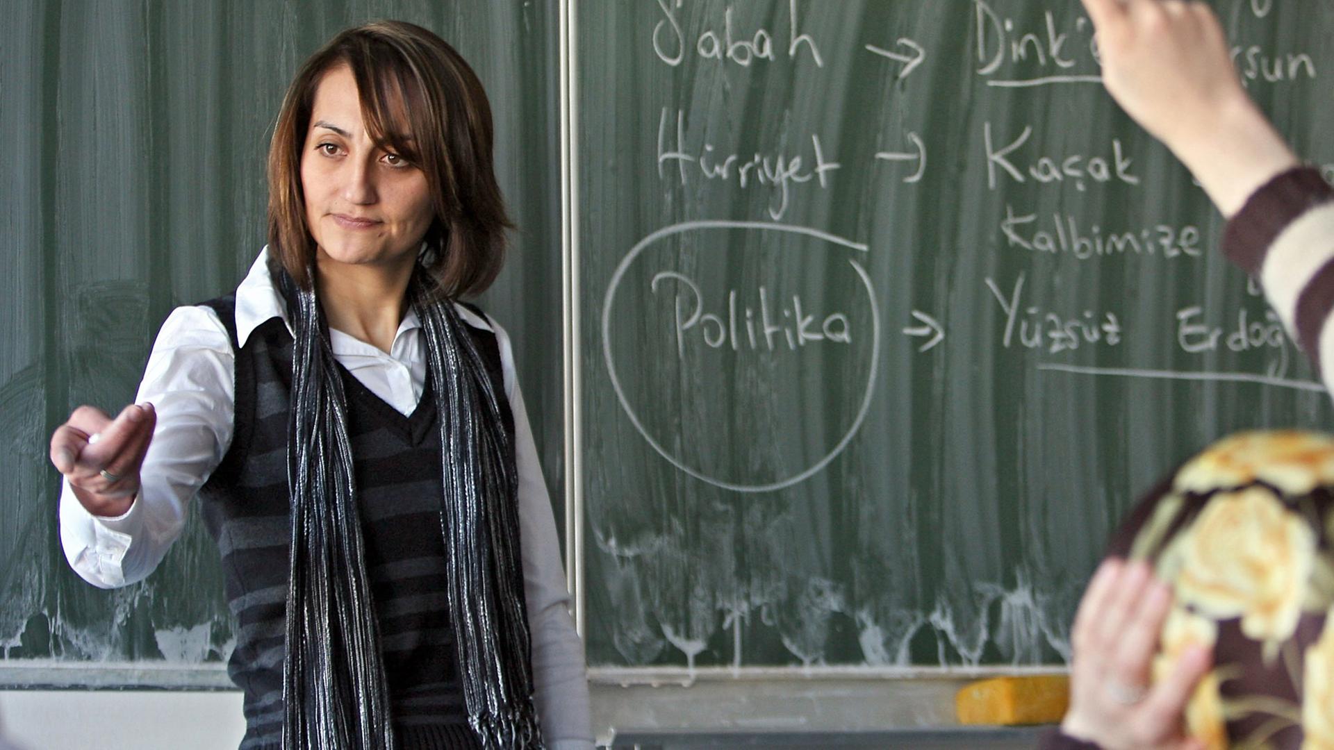 Die Lehrerin Hava Kolbasi (l) unterrichtet am Dienstag (19.02.2008) an der Katharina-Henoth Gesamtschule in Köln in einer 11. Klasse türkischstämmige Schüler in ihrer Muttersprache. An der Schule wird Türkisch im Unterricht als zweite Fremdsprache angeboten. Die Lehrerin Hava Kolbasi (l) unterrichtet am Dienstag (19.02.2008) an der Katharina-Henoth Gesamtschule in Köln in einer 11. Klasse türkischstämmige Schüler in ihrer Muttersprache. An der Schule wird Türkisch im Unterricht als zweite Fremdsprache angeboten.