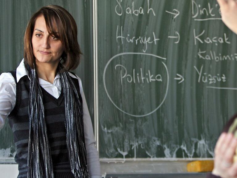Die Lehrerin Hava Kolbasi (l) unterrichtet am Dienstag (19.02.2008) an der Katharina-Henoth Gesamtschule in Köln in einer 11. Klasse türkischstämmige Schüler in ihrer Muttersprache. An der Schule wird Türkisch im Unterricht als zweite Fremdsprache angeboten.