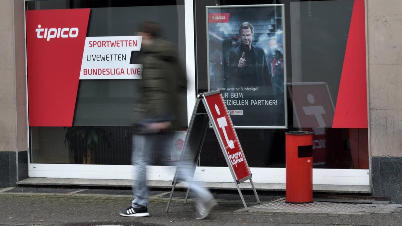 Ein Mann geht an einem Sportwettbüro der Firma Tipico vorbei. Ein Mann geht an einem Sportwettbüro der Firma Tipico vorbei.