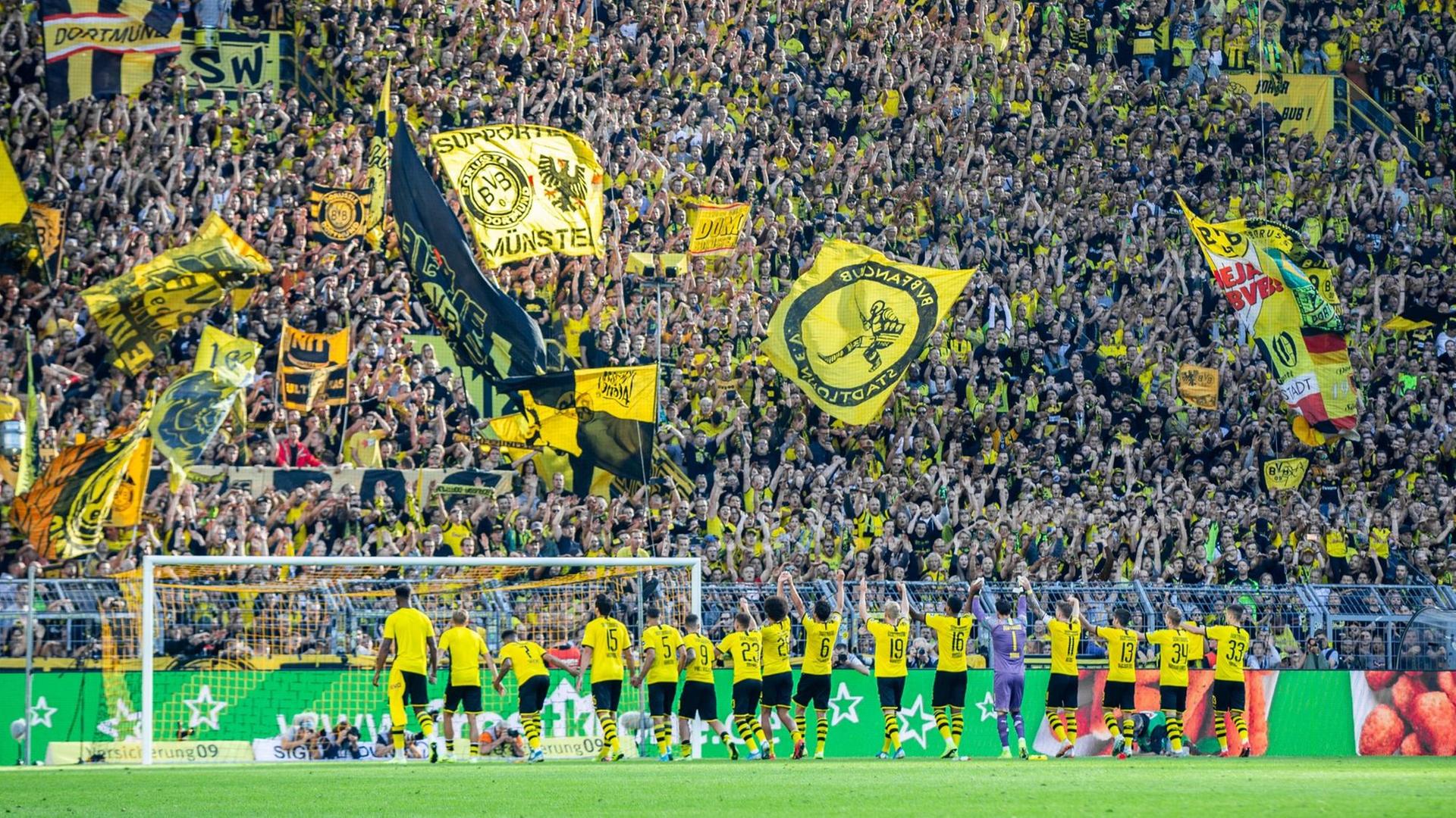 Dortmunder Spieler jubeln nach dem Spiel vor den Fans. Dortmunder Spieler jubeln nach dem Spiel vor den Fans.