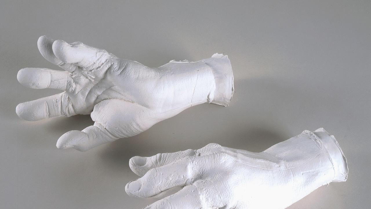 Bruce Nauman zeigt in einer klinisch weißen Plastik eine Hand, aus der fünf Daumen wachsen