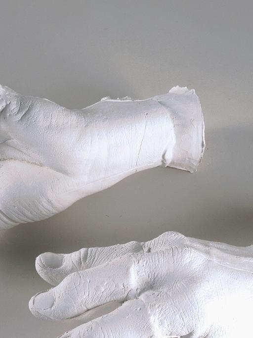 Bruce Nauman zeigt in einer klinisch weißen Plastik eine Hand, aus der fünf Daumen wachsen