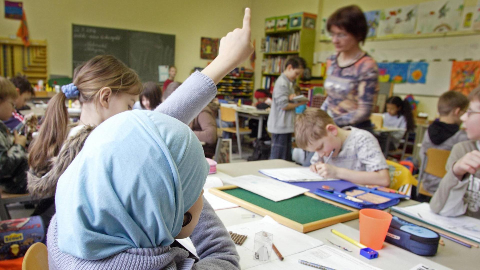 Schüler in einem Klassenzimmer in einer Grundschule in Berlin-Tempelhof. Schüler in einem Klassenzimmer in einer Grundschule in Berlin-Tempelhof.