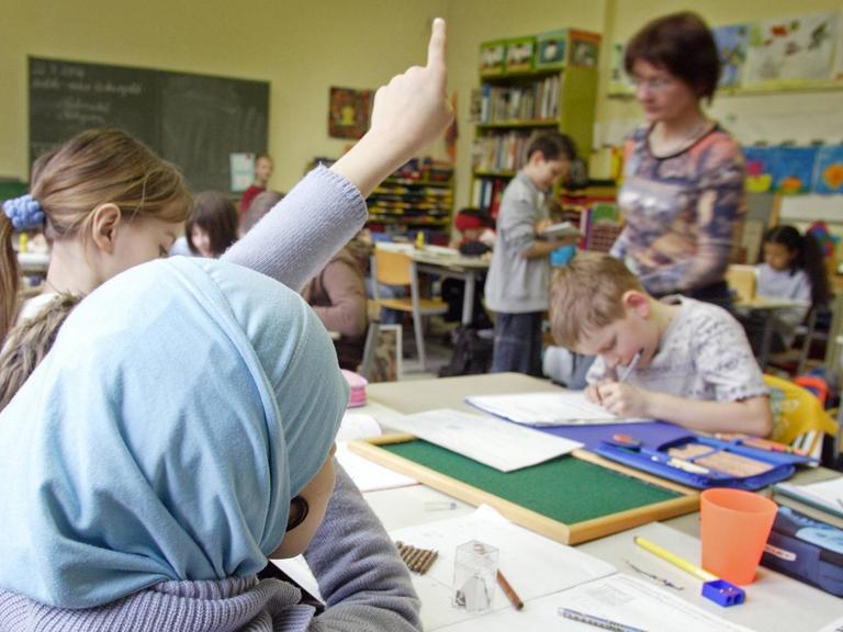 Schüler in einem Klassenzimmer in einer Grundschule in Berlin-Tempelhof.