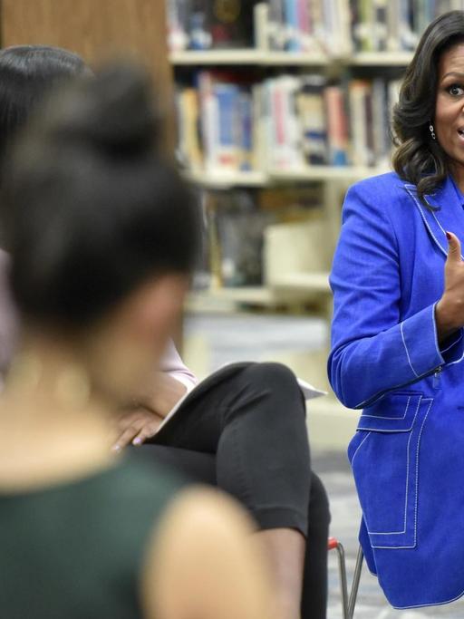 Die frühere First Lady Michelle Obama spricht mit Schülern der M. Young Magnet High School in Chicago über ihr Buch "Becoming".
