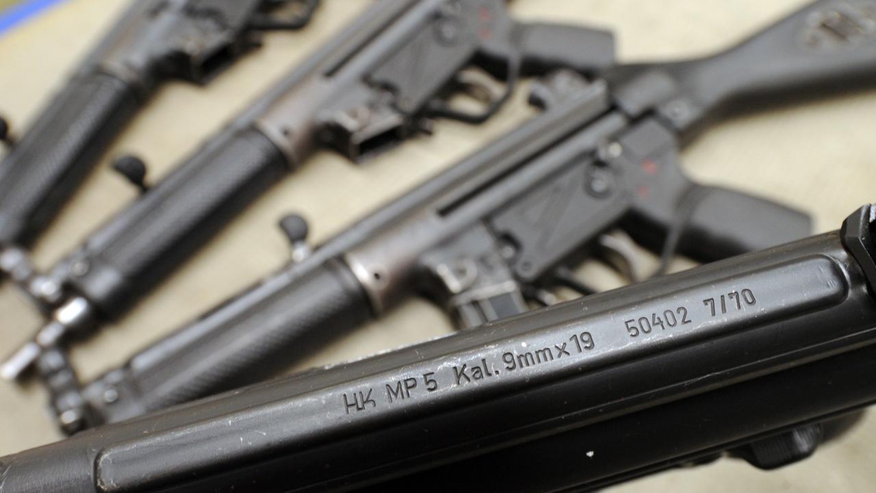 Maschinenpistolen des Typs MP5 des deutschen Waffenherstellers Heckler & Koch sind am Montag (15.03.2010) im Schießstand der Polizei in Freiburg zu sehen. Maschinenpistolen des Typs MP5 des deutschen Waffenherstellers Heckler & Koch sind am Montag (15.03.2010) im Schießstand der Polizei in Freiburg zu sehen.