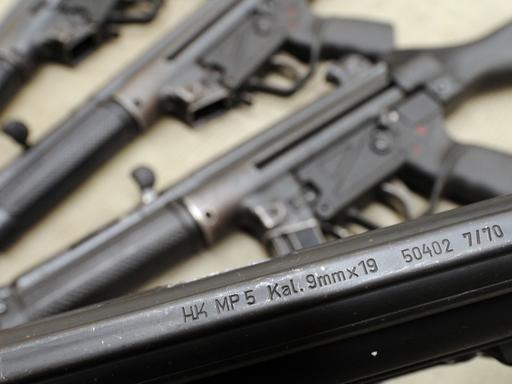 Maschinenpistolen des Typs MP5 des deutschen Waffenherstellers Heckler & Koch sind am Montag (15.03.2010) im Schießstand der Polizei in Freiburg zu sehen.