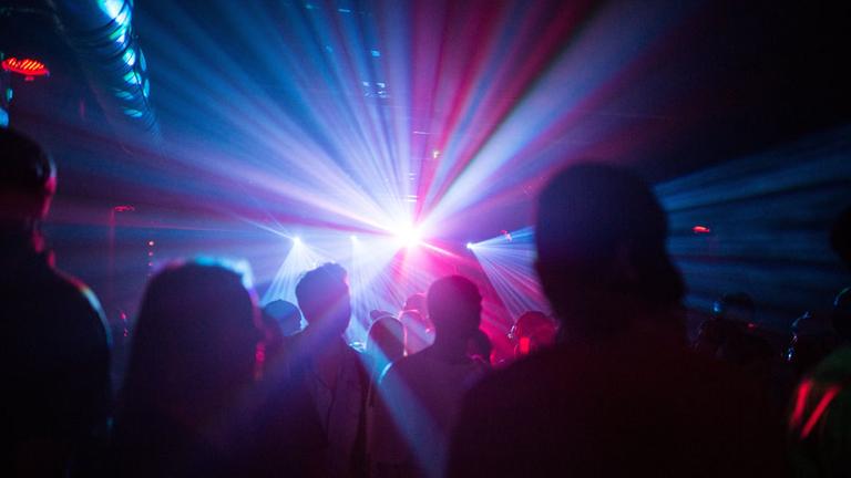 Menschen feiern am 28.08.2016 auf dem RAW-Gelände in Berlin im Club Cassiopeia. Menschen feiern am 28.08.2016 auf dem RAW-Gelände in Berlin im Club Cassiopeia.
