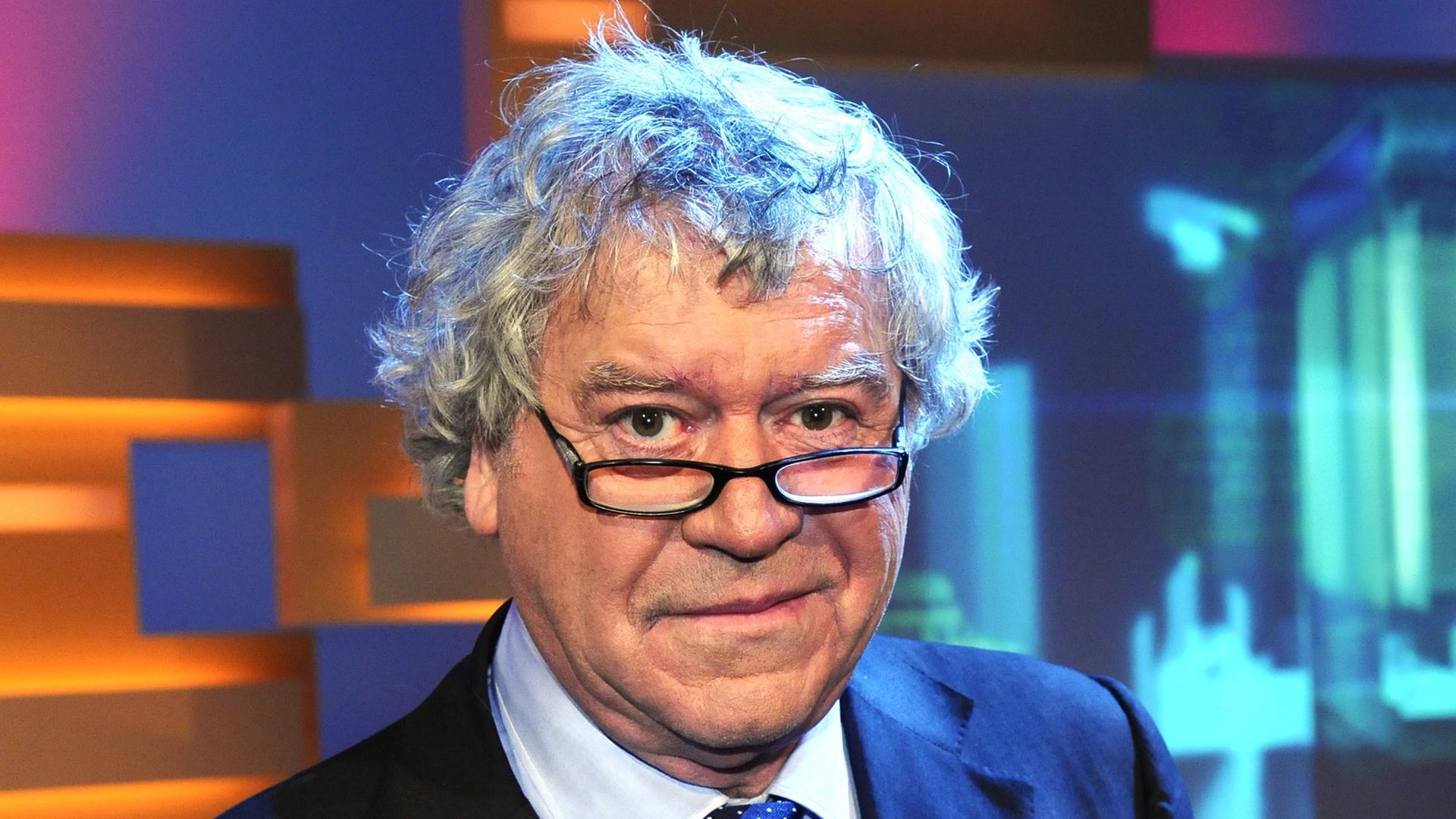 Der Publizist Tilman Spengler bei der Verleihung des Hanns-Joachim-Friedrichs-Preises 2011 für Fernsehjournalismus. Der Publizist Tilman Spengler bei der Verleihung des Hanns-Joachim-Friedrichs-Preises 2011 für Fernsehjournalismus.
