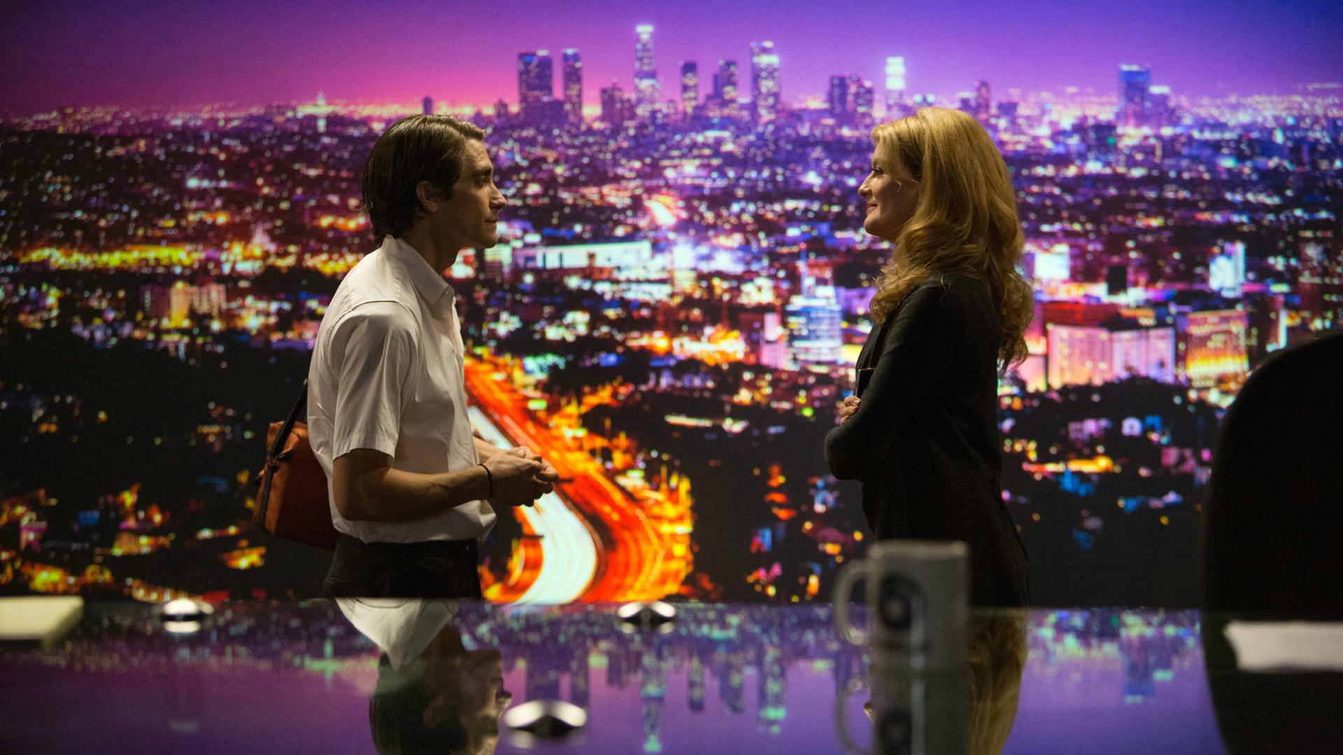 Der Kammeramann Lou Bloom (Jake Gyllenhaal) und die Chefredakteurin Nina (Rene Russo) in einer Szene des Films "Nightcrawler - Jede Nacht hat ihren Preis". Der Kammeramann Lou Bloom (Jake Gyllenhaal) und die Chefredakteurin Nina (Rene Russo) in einer Szene des Films "Nightcrawler - Jede Nacht hat ihren Preis".