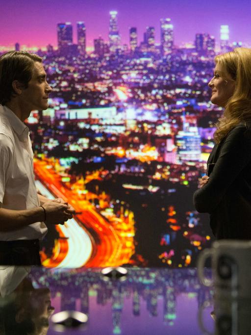 Der Kammeramann Lou Bloom (Jake Gyllenhaal) und die Chefredakteurin Nina (Rene Russo) in einer Szene des Films "Nightcrawler - Jede Nacht hat ihren Preis".