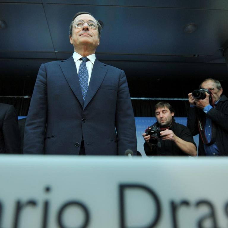 Mario Draghi als neuer EZB-Präsident am 3.11.2011. Der Rat der EZB hat bei seiner turnusmäßigen Sitzung überraschend den Leitzins auf 1,25 Prozent gesenkt. Mitten in der Schuldenkrise hat Draghi das Amt des obersten Währungshüters in der Euro-Zone übernommen.
