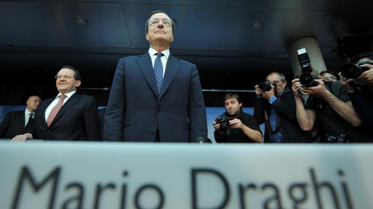 Mario Draghi als neuer EZB-Präsident am 3.11.2011. Der Rat der EZB hat bei seiner turnusmäßigen Sitzung überraschend den Leitzins auf 1,25 Prozent gesenkt. Mitten in der Schuldenkrise hat Draghi das Amt des obersten Währungshüters in der Euro-Zone übernommen.
