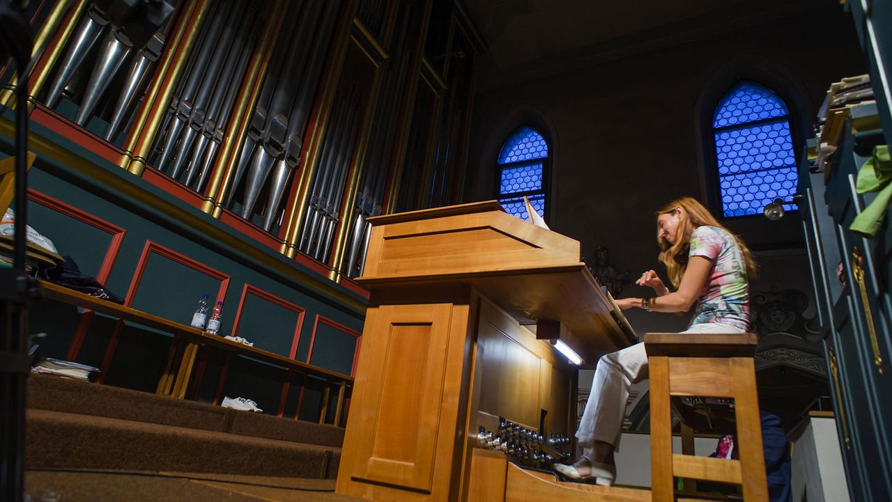 Die Organistin Barbara Dennerlein bei einem Orgelkonzert in der St. Martinskirche, Wangen im Allgäu, Baden Die Organistin Barbara Dennerlein bei einem Orgelkonzert in der St. Martinskirche, Wangen im Allgäu, Baden