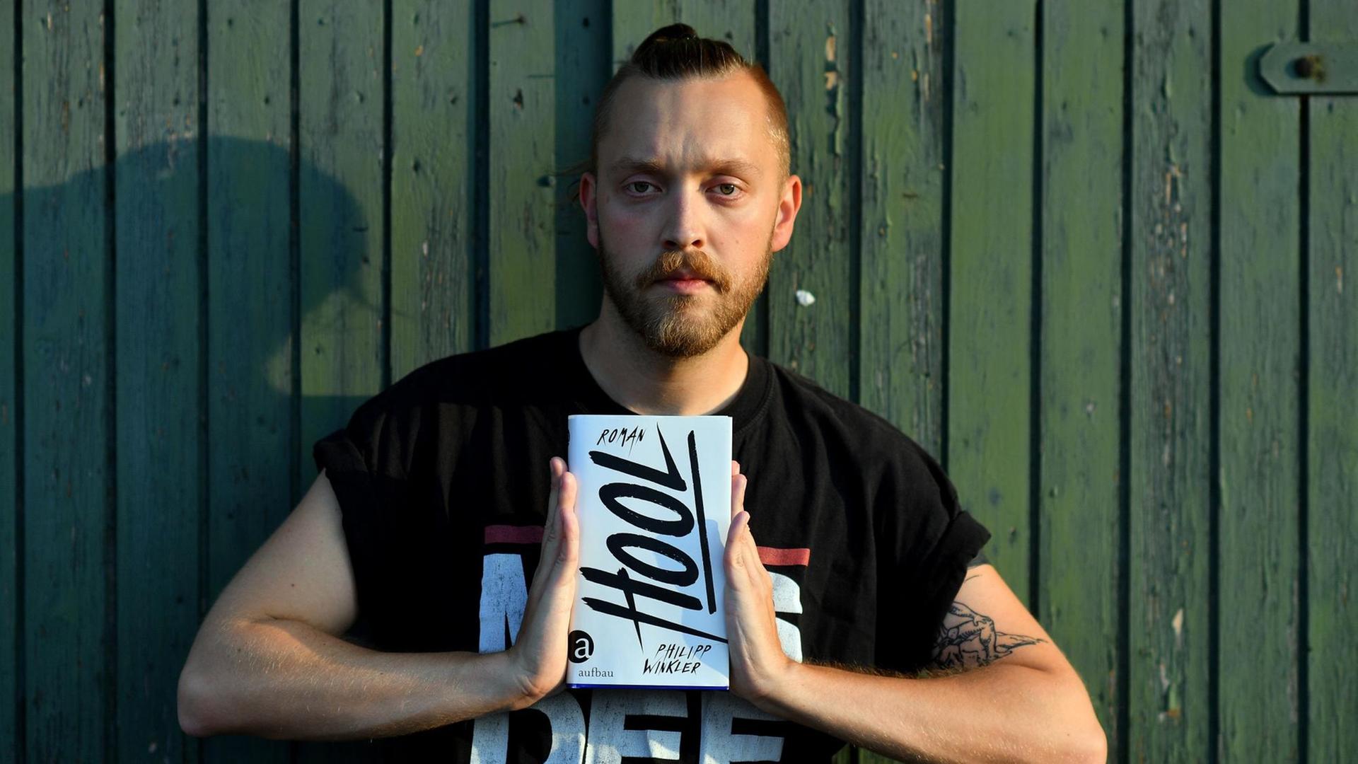Der Schriftsteller Philipp Winkler hat mit "Hool" (Aufbau Verlag) seinen Debütroman vorgelegt. Der Schriftsteller Philipp Winkler hat mit "Hool" (Aufbau Verlag) seinen Debütroman vorgelegt.