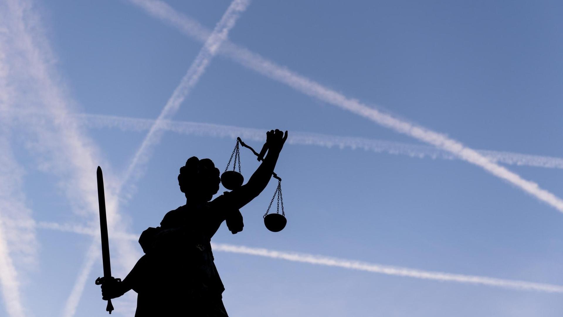 Die "Justitia", Göttin der Justiz und der Gerechtigkeit, auf dem Gerechtigkeitsbrunnen in Frankfurt am Main Die "Justitia", Göttin der Justiz und der Gerechtigkeit, auf dem Gerechtigkeitsbrunnen in Frankfurt am Main